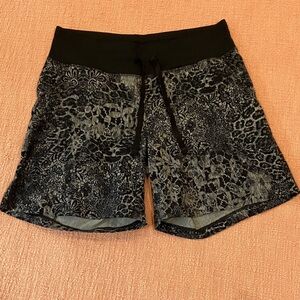 Tuff Athletics small wm’s Black and Gray Patterned Shorts